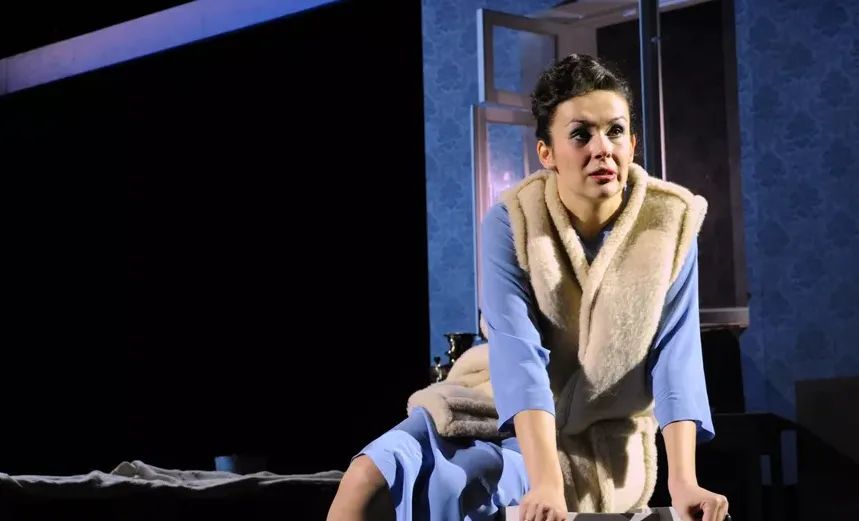 Тремя этажами выше