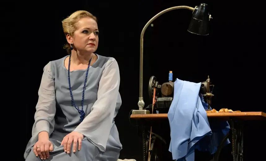 Тремя этажами выше