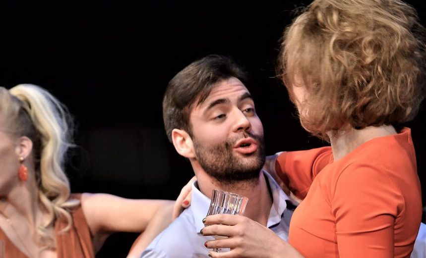 Муж и жена снимут комнату